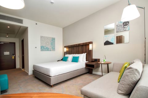 Business Room, 1 King Bed | Premium bedding, pillowtop beds, in-room safe, desk