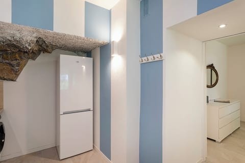 Apartment, Canal View | Private kitchen | Fridge, microwave, oven, stovetop