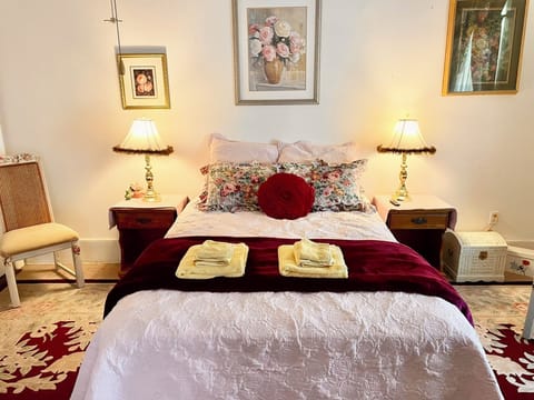 Deluxe Suite, Garden View | 1 bedroom, iron/ironing board, free WiFi, bed sheets