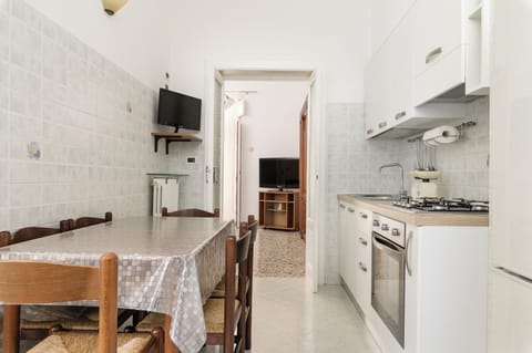 Apartment | Private kitchen | Fridge, oven, stovetop, coffee/tea maker