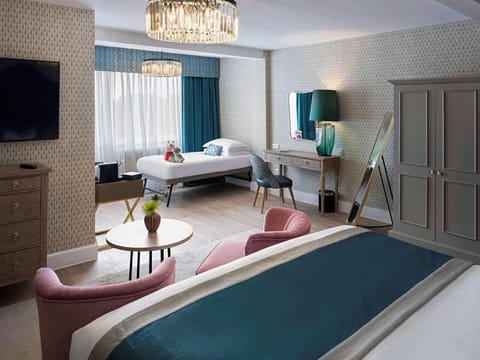 Hypo-allergenic bedding, in-room safe, desk, laptop workspace