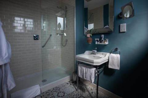 Junior Suite, 1 King Bed with Sofa bed | Bathroom | Eco-friendly toiletries, hair dryer, towels, soap