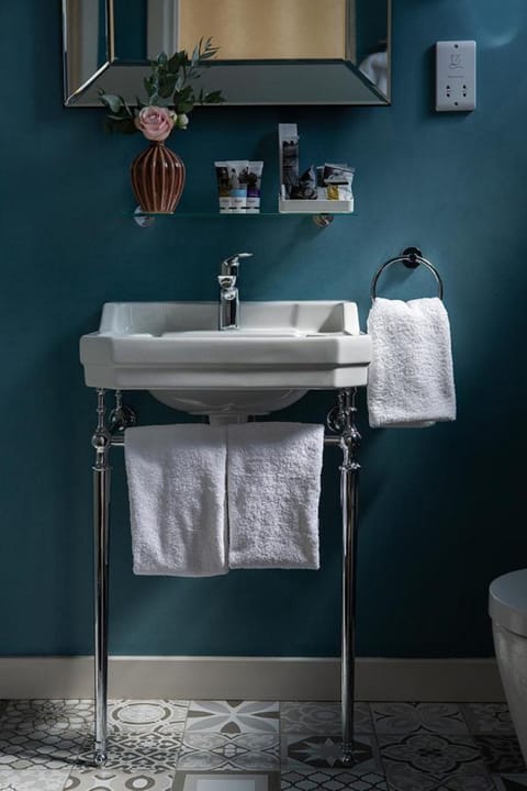 Junior Suite, 1 King Bed with Sofa bed | Bathroom | Eco-friendly toiletries, hair dryer, towels, soap