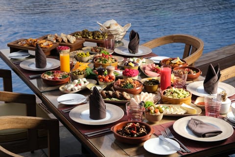 4 restaurants, breakfast served