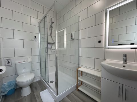 Double Room, 1 Double Bed, Non Smoking, Ensuite | Bathroom | Free toiletries, hair dryer, towels, soap