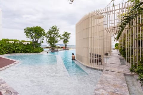 2 outdoor pools