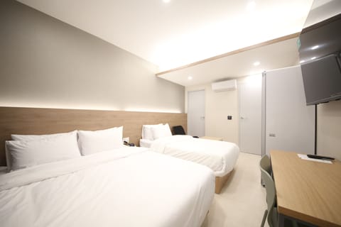 Business Twin Room | Blackout drapes, soundproofing, free WiFi