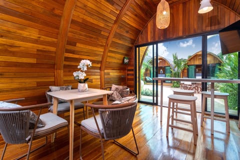 Design Villa, Patio, Garden View | In-room dining