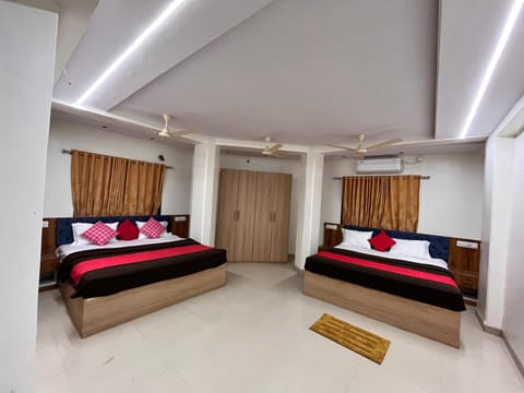 Family Room | Laptop workspace, free WiFi