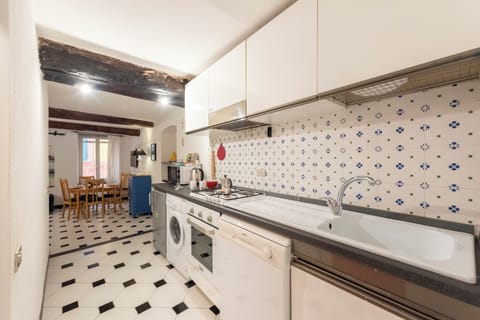 Standard Apartment, Multiple Bedrooms (Charming Flat Historic Center Camogli) | Private kitchen | Fridge, microwave, oven, stovetop