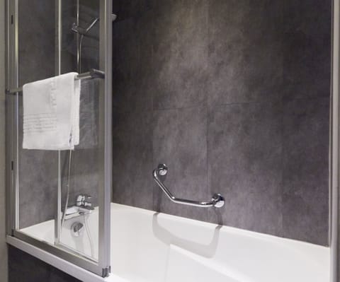 Family Offer - 2 separate, non-communicating rooms | In-room safe, desk, soundproofing, iron/ironing board