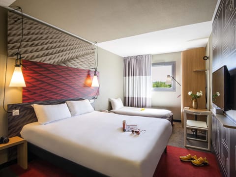 Chambre triple avec 1 lit double et 1 lit d'appoint | Premium bedding, desk, soundproofing, iron/ironing board