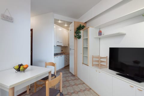 Apartment | Private kitchen | Fridge, oven, stovetop, electric kettle