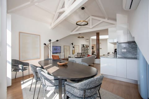 House | 4 bedrooms, iron/ironing board, high-speed internet