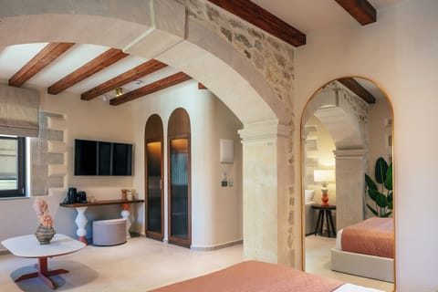 Junior Suite | In-room safe, soundproofing, iron/ironing board, free WiFi