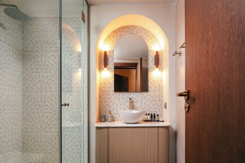 Junior Suite | Bathroom | Shower, hair dryer, bathrobes, slippers