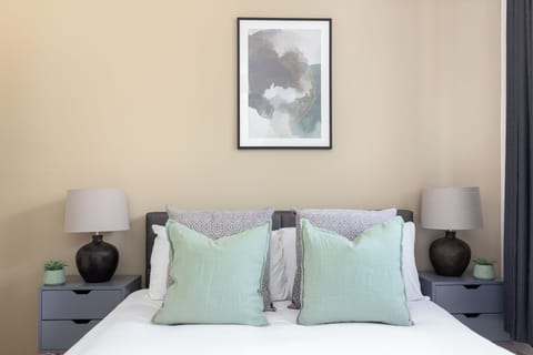 Deluxe Apartment, 1 Bedroom, Private Bathroom | 1 bedroom, iron/ironing board, WiFi (free)