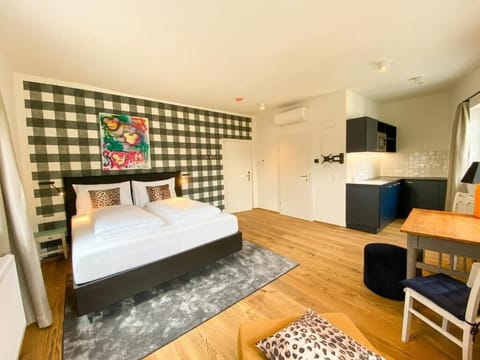 Family Studio | In-room safe, laptop workspace, soundproofing, free WiFi