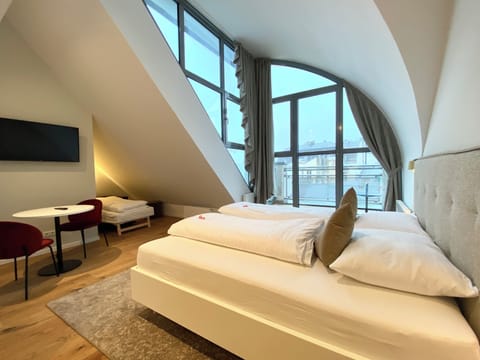 Deluxe Studio | Desk, laptop workspace, free WiFi, bed sheets