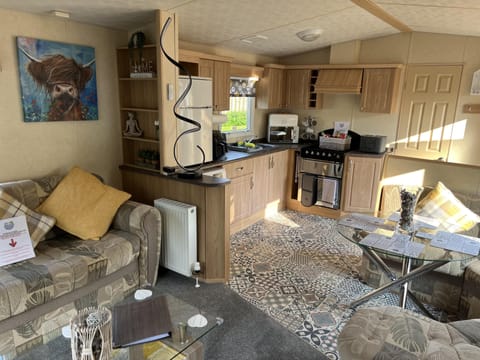 Cabin | Private kitchen | Fridge, microwave, oven, stovetop