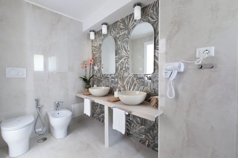 Deluxe Room | Bathroom | Free toiletries, hair dryer, bathrobes, slippers