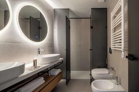 Junior Double or Twin Room, 1 Bedroom, Balcony, Annex Building | Bathroom | Combined shower/tub, free toiletries, hair dryer, bathrobes