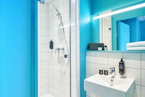 Shower, eco-friendly toiletries, towels