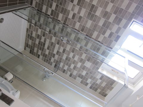 House, 3 Bedrooms | Bathroom | Shower, hair dryer, towels