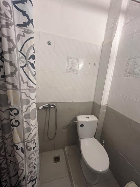 Basic Double Room, City View | Bathroom | Free toiletries, soap, shampoo, toilet paper