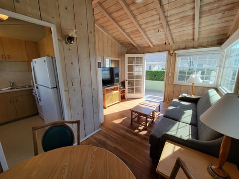 Standard Cottage, 1 Bedroom, Kitchen, Ground Floor | Iron/ironing board, free WiFi, bed sheets