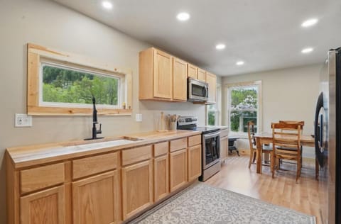 Exclusive Cabin, 2 Bedrooms, Mountain View | Bed sheets