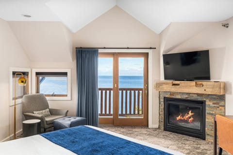 Main Lodge Lakeview Suite | Iron/ironing board, WiFi, bed sheets