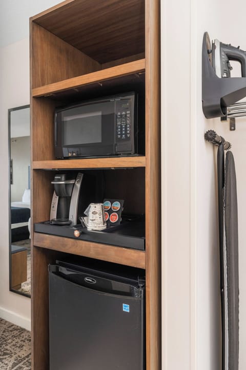 Main Lodge Lakeview | Mini-refrigerator