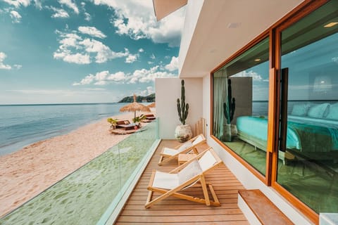 Beachfront Paradise Suite | Balcony