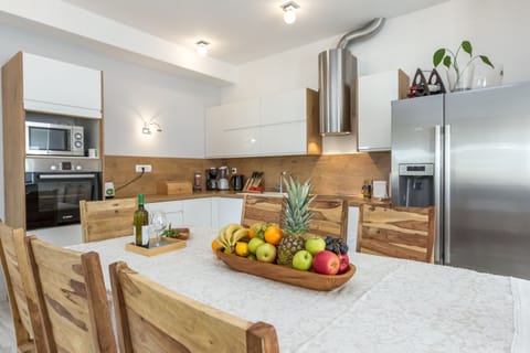 Villa, 1 Bedroom | Dining room