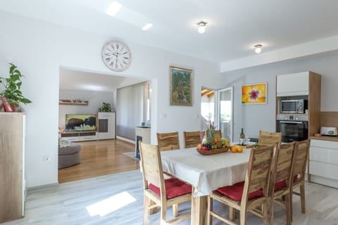 Villa, 1 Bedroom | Dining room