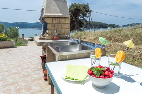 House, 2 Bedrooms | Private kitchen | Full-size fridge, microwave, oven, stovetop