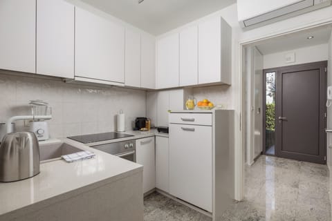 Villa, 5 Bedrooms | Private kitchen | Full-size fridge, microwave, oven, stovetop