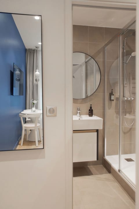 Deluxe Room | Bathroom | Hair dryer