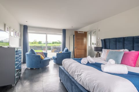 Classic Cottage | 4 bedrooms, premium bedding, blackout drapes, WiFi (free)