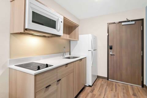 Full-size fridge, microwave, stovetop