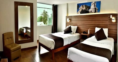Standard Twin Room | Minibar, individually furnished, desk, free WiFi