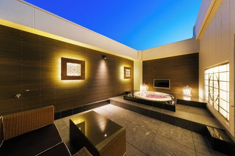 Royal Room | Bathroom | Free toiletries, hair dryer, bathrobes, slippers