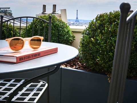 Premium bedding, in-room safe, blackout drapes, soundproofing