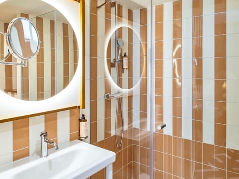 Premium bedding, in-room safe, blackout drapes, soundproofing