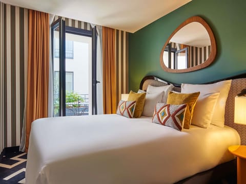 Premium bedding, in-room safe, blackout drapes, soundproofing