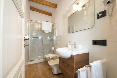 Double Room | Bathroom | Shower, rainfall showerhead, hair dryer, bidet