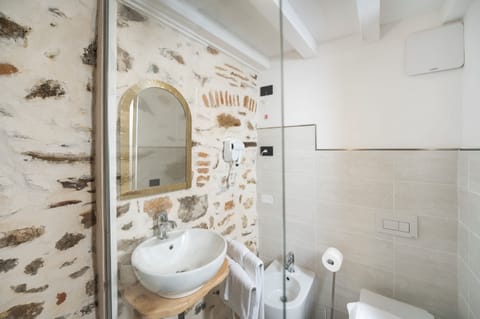 Room | Bathroom | Shower, rainfall showerhead, hair dryer, bidet