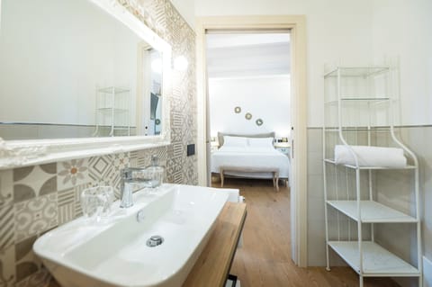 Double Room | Bathroom | Shower, rainfall showerhead, hair dryer, bidet