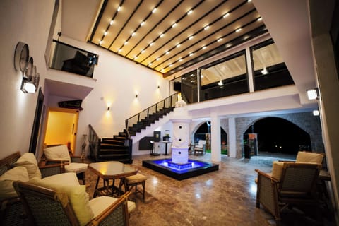 TV, Netflix, heated floors, streaming services